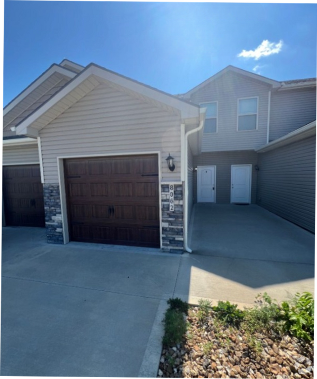 Building Photo - Beautiful 2/2.5 Duplex in Blue Springs! Rental