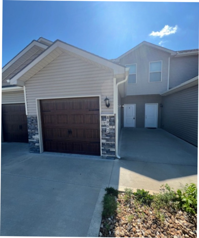 Beautiful 2/2.5 Duplex in Blue Springs! - Beautiful 2/2.5 Duplex in Blue Springs! House