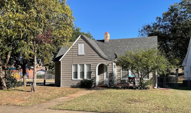 Building Photo - 2001 1/2 Arthur St