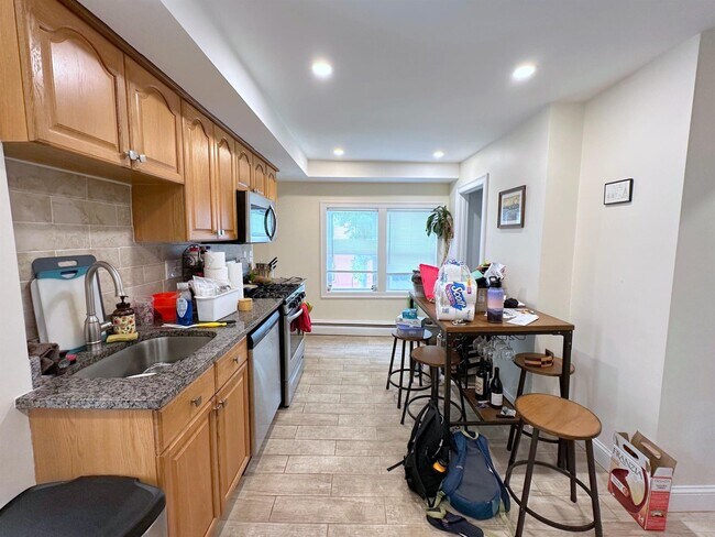 Building Photo - 164 Charles St Unit 2