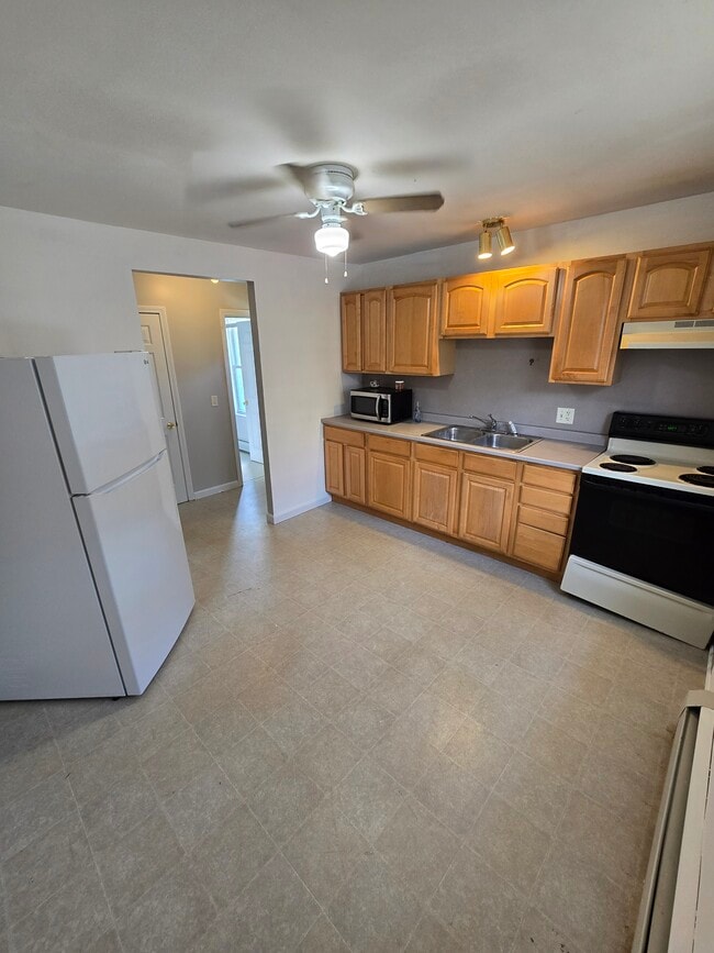Building Photo - 164 Mathewson St Unit D Rental