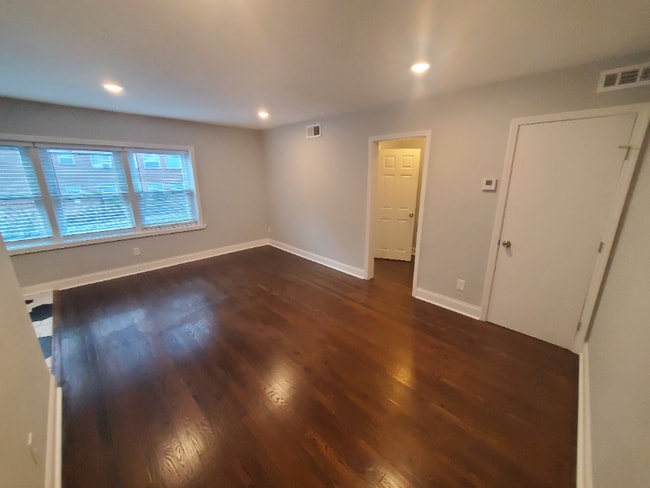 Photo - 3457 Holmes St