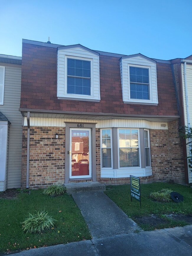 Building Photo - WINDSOR OAKS WEST