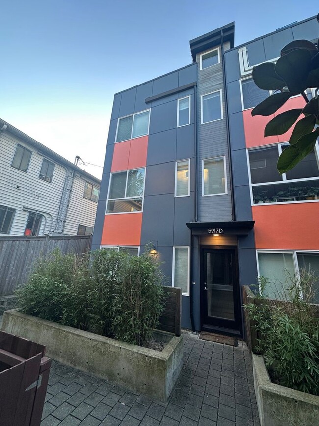 Modern Townhome in HEART of West Seattle - Modern Townhome in HEART of West Seattle