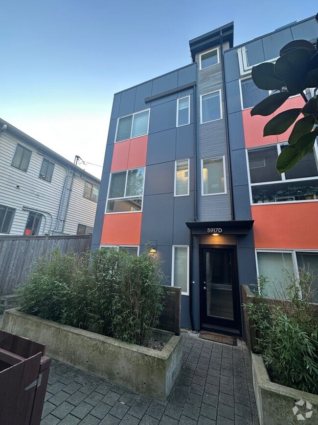 Building Photo - Modern Townhome in HEART of West Seattle