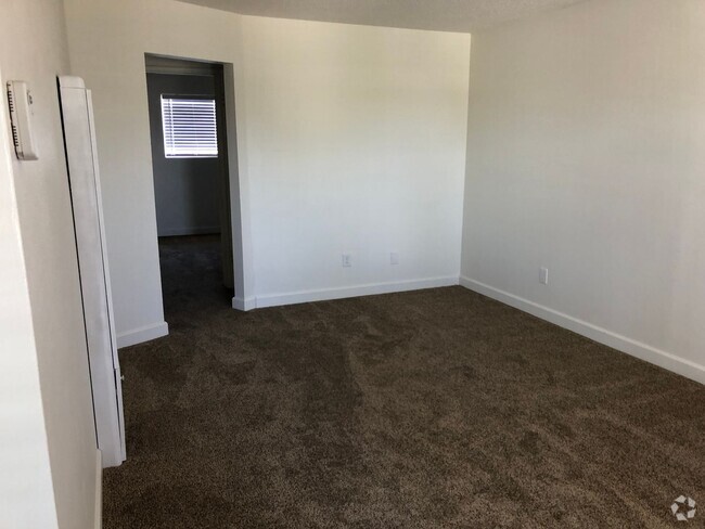 Building Photo - 2 Bedroom Apartment close to downtown Unit #E
