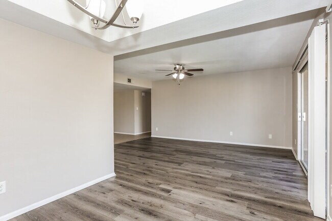 Photo - 2300 E Chicago St