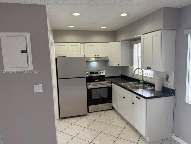Building Photo - 5870 NW 16th Pl Unit 4