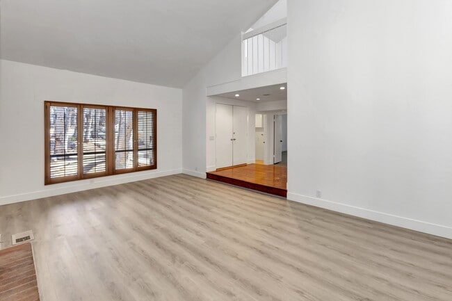 Photo - 24946 Ravenswood