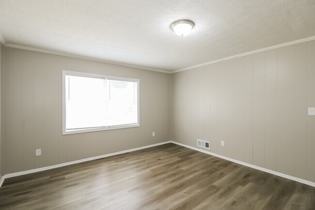 Photo - 558 Wavelyn Way