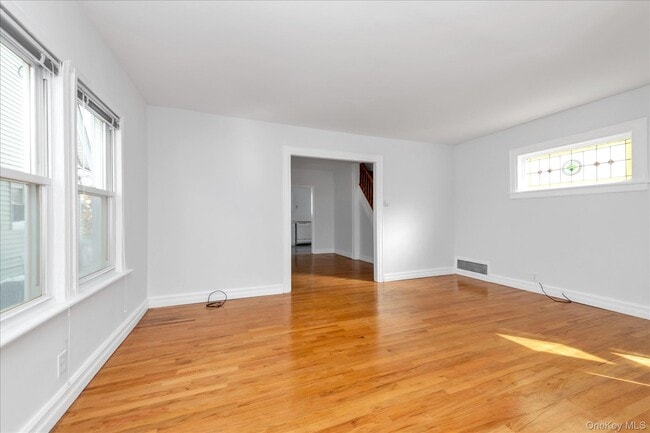 Photo - 70-15 Manse St