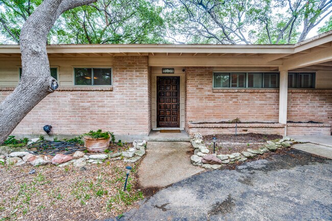 Photo - 2734 Castanet St