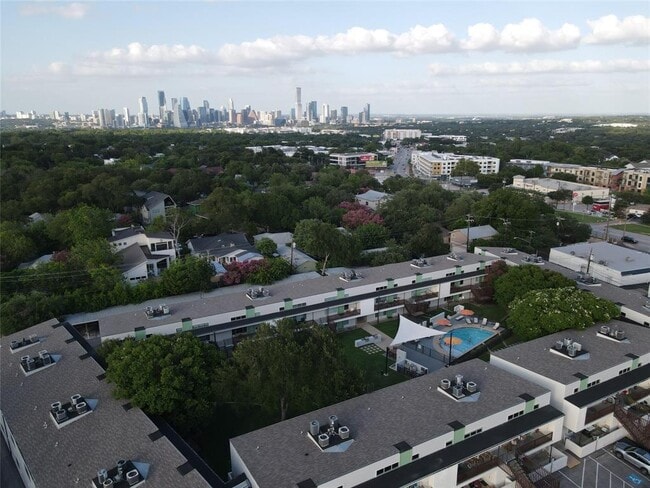 Building Photo - 2200 Dickson Dr Unit 124