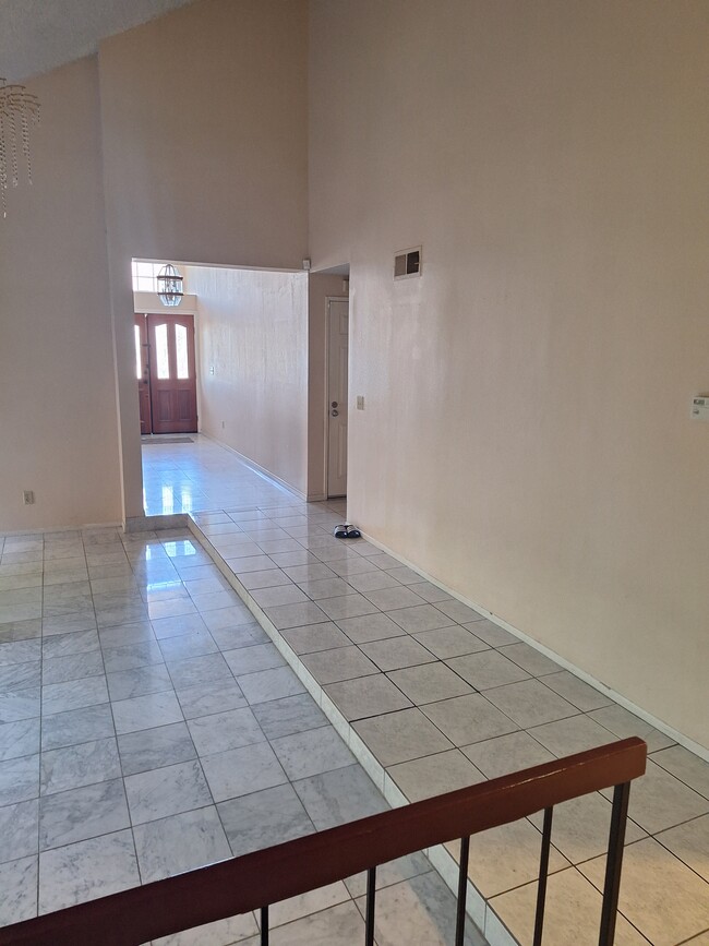 Entry hallway - 14900 Simonds St