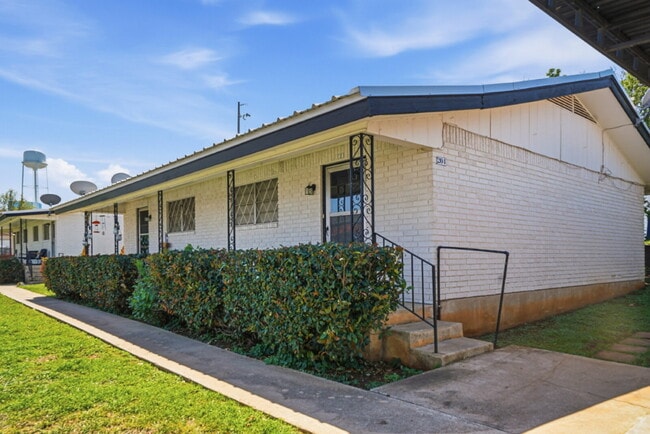 Building Photo - 204 W Lampasas St Unit 2