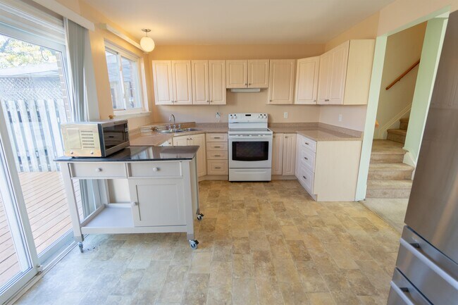 Photo - 728 Krosno Blvd