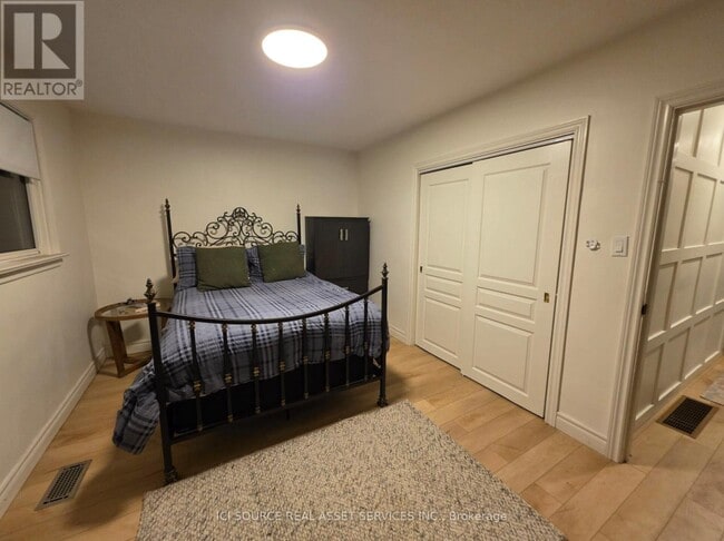 Photo - 631 Mary St N