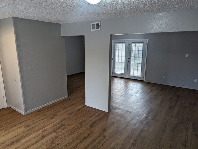Photo - 2405 Doreen St