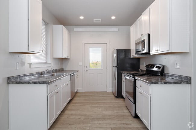 2BR, 2BA - 961SF - Kitchen - Hitt Road Patio Home Apartments