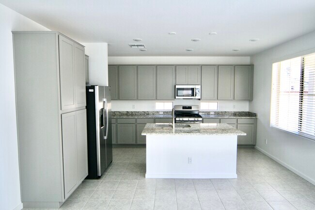 Cocina de lujo - 1315 W Crane Dr