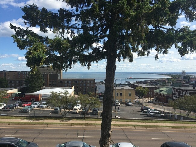 Lake View - 205 E 3rd St Unit Apt3