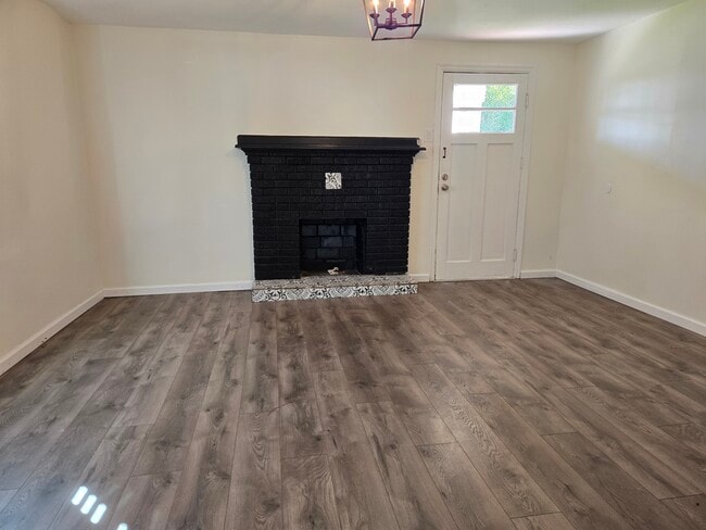 Photo - 1355 Dewitt St