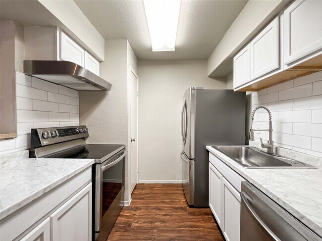 Photo - 6001 Reims Rd