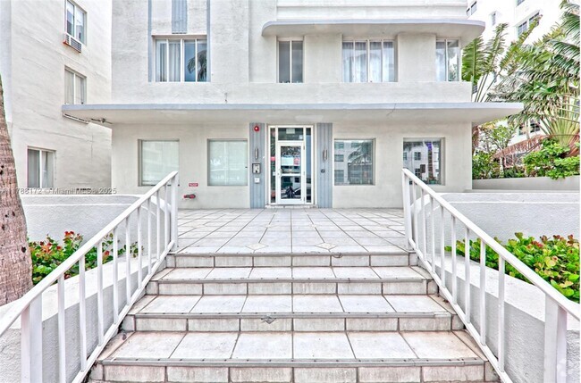 Building Photo - 3710 Collins Ave Unit N-202 Rental