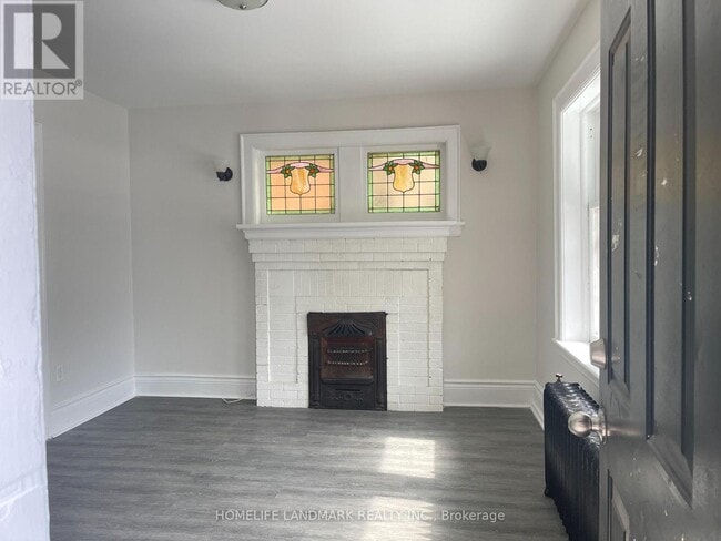 Photo - 987 Main St E Unité 1