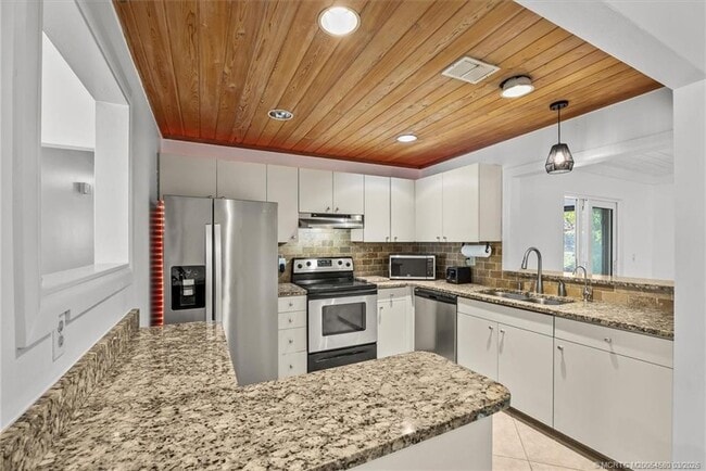 Building Photo - 1250 SE Petunia Ave