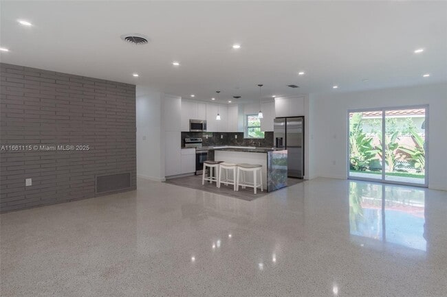 Photo - 904 NE 96th St