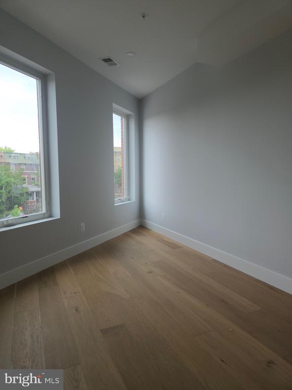 Building Photo - 3215 Mt Pleasant St NW Unit 302