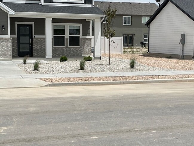 Building Photo - 4 bedroom/2.5 bathroom House in West Point