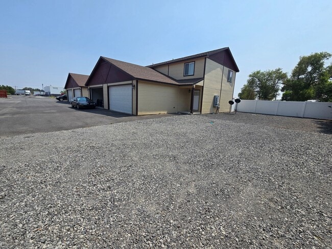 Photo - Beautiful Townhouse Available Now! Move In... Unit D