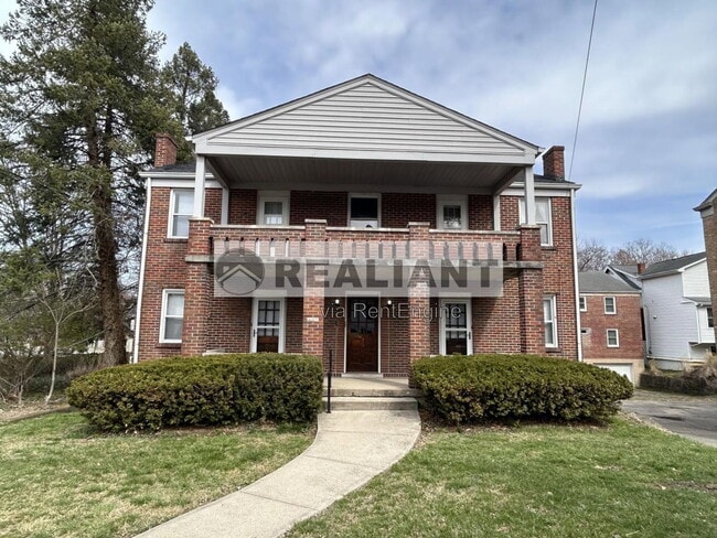 Building Photo - 2214 Memorial Pkwy Unit 1 1n