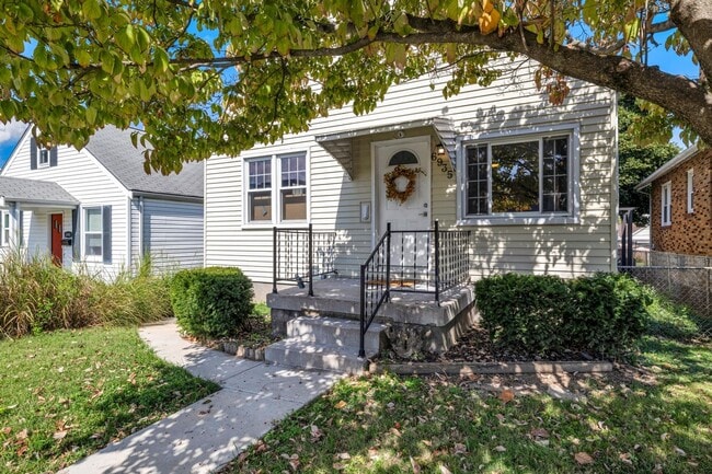 Photo - 6935 Lansdowne Ave