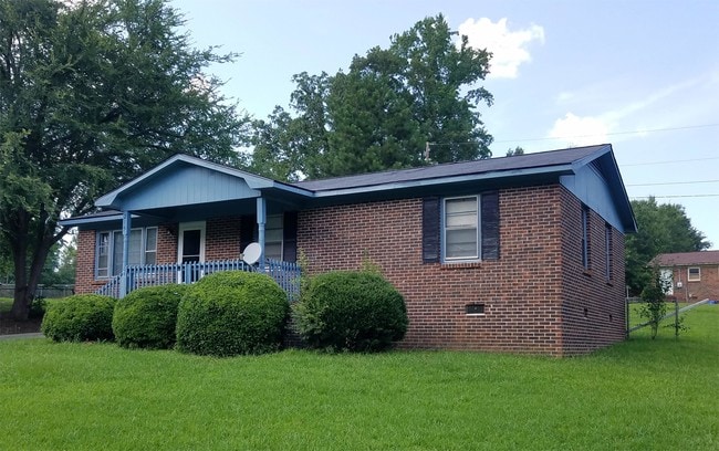 Building Photo - 215 Ashcroft Dr