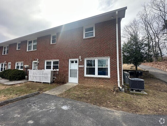 Building Photo - Unique Salem Apartment