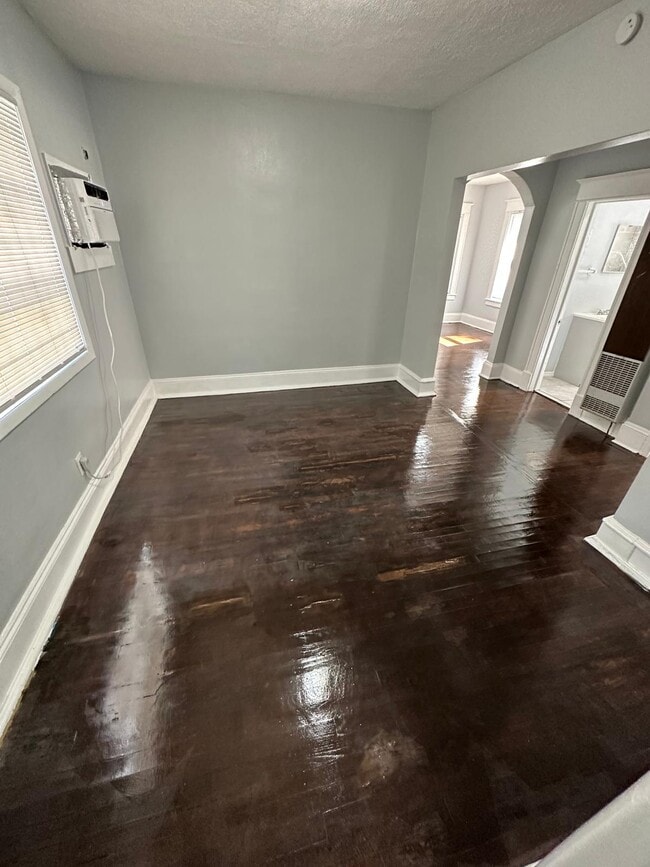 Photo - 1555 W 7th St