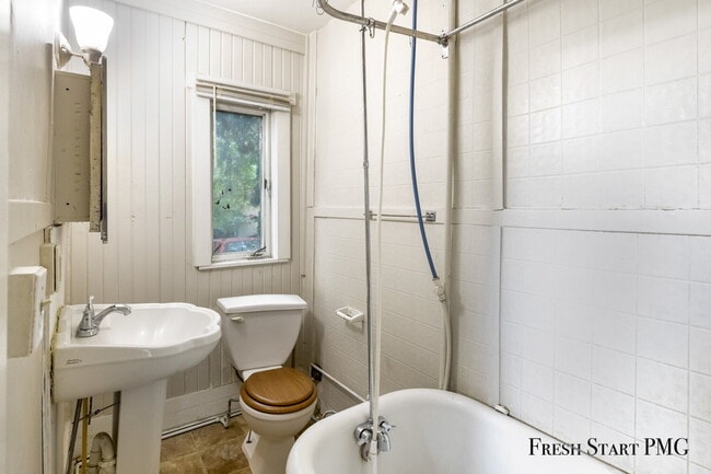 Building Photo - Comfortable Ground-Floor Living with Moder... Unit 1