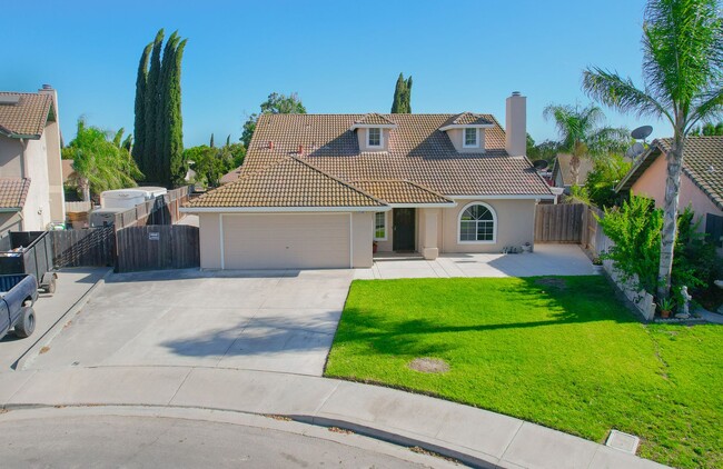 Photo - BEAUTIFUL 4 BEDROOM HOME WITH SWIMMING POOL!