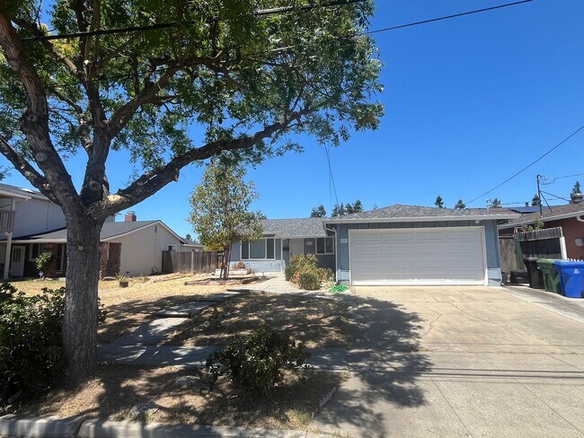 Building Photo - 4 bedroom has nice layout, great location ... Rental