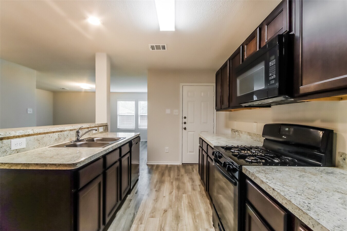 Photo - 17470 Linthorne St