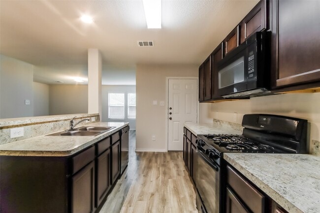 Photo - 17470 Linthorne St