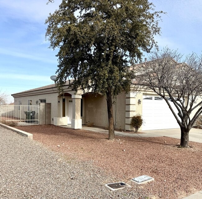 Photo - Great 3 Bedroom Duplex near the Kingman Hospital!