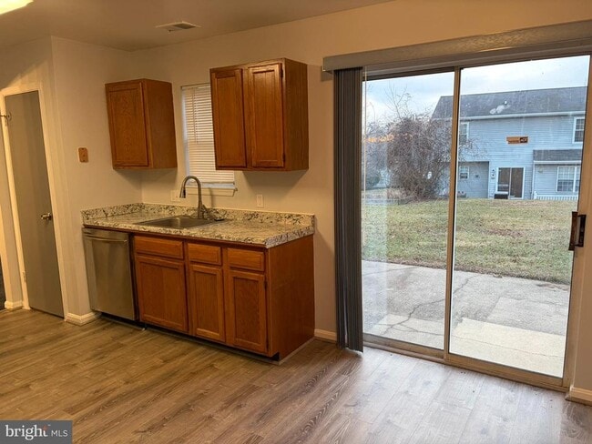 Photo - 424 Crisfield Dr