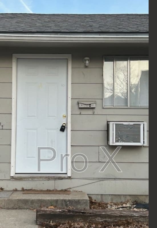 Building Photo - 208 W 1st St Unit 208 W. 1st Apt. B