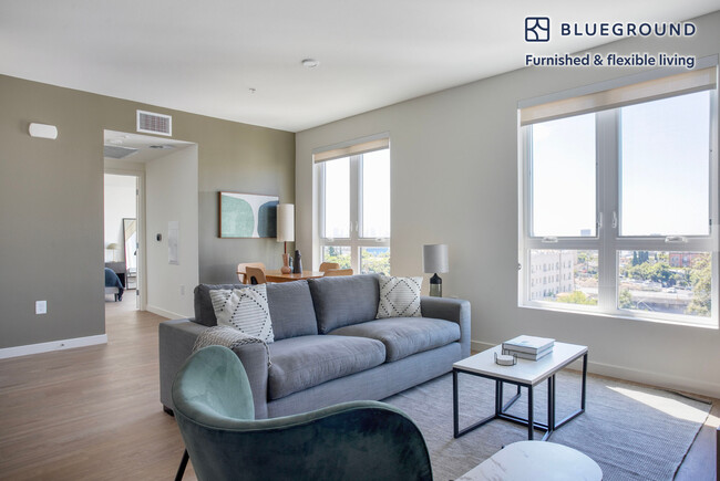Building Photo - 5620 De Longpre Ave Rental