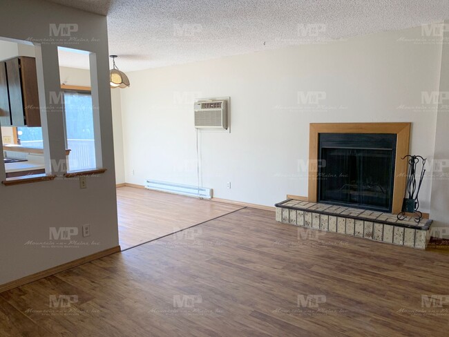 Photo - 531 Strachan Dr