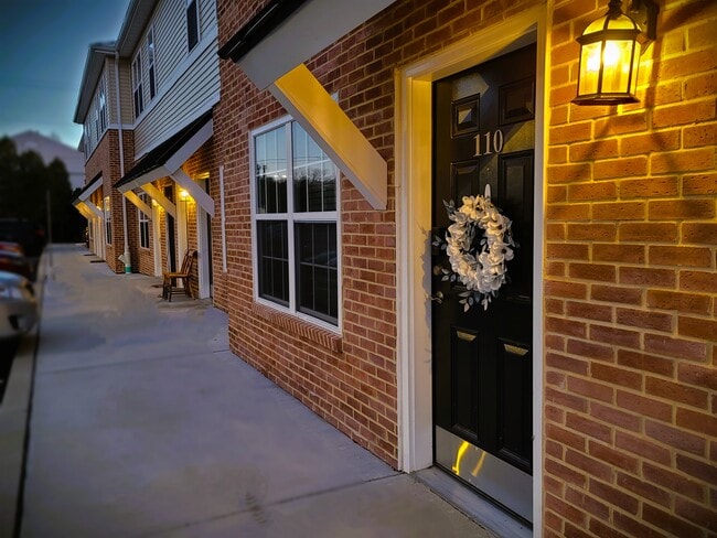 Building Photo - East Breeze Rental
